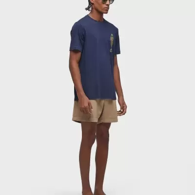 Homem com camisola azul escura e calções bege