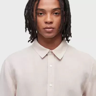 Camisa bege claro de botões com colarinho e mangas compridas