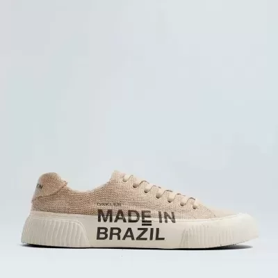 Ténis bege com sola branca e texto preto 'CREME LIN MADE IN BRAZIL'