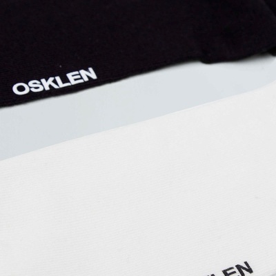 Gorros preto e branco com logótipo OSKLEN