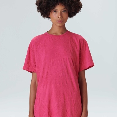 modela com camisola oversized rosa e calções rosa em fundo branco