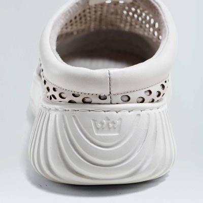 Sapato branco com solado texturizado e padrão de perfurações