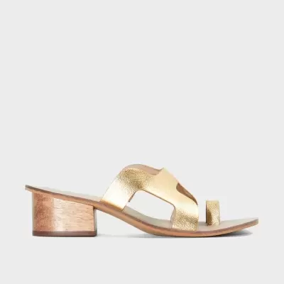 Sandália dourada de salto baixo com tiras recortadas