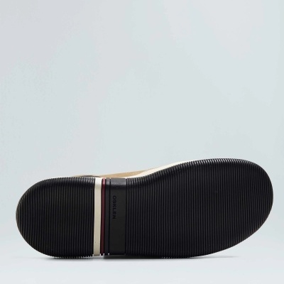 Sola de sapato preta com risca branca e vermelha e texto TOMMY HILFIGER