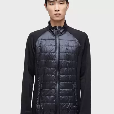 Casaco acolchoado preto com fecho de correr e mangas pretas de tecido fosco