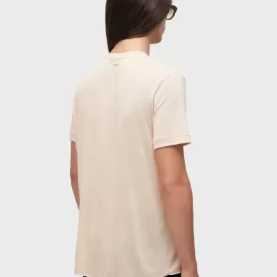 T-shirt bege clara de manga curta vista de costas com marca pequena OSKLEN na gola.