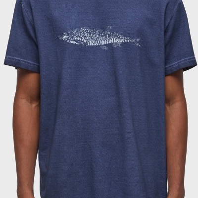 T-shirt azul escura com estampa de peixe branco no centro