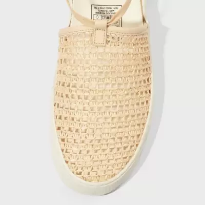 Sapatilha feminina bege com tecido trançado e sola branca.