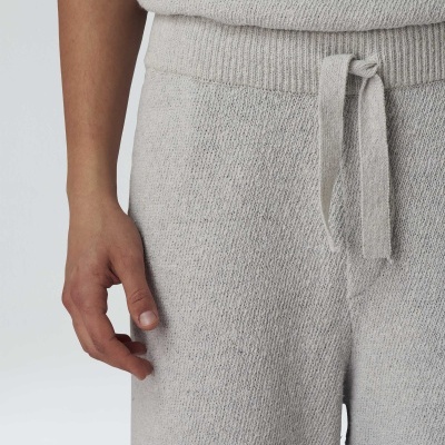 Calças de malha cinza claro com cordão ajustável na cintura