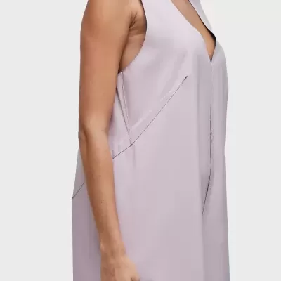 Vestido lavanda claro sem mangas com decote em V e costuras diagonais