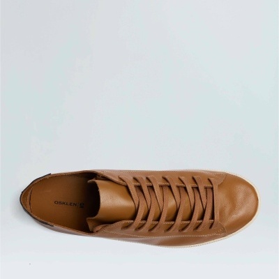 Sapatilha castanha em pele vista de cima com atacadores