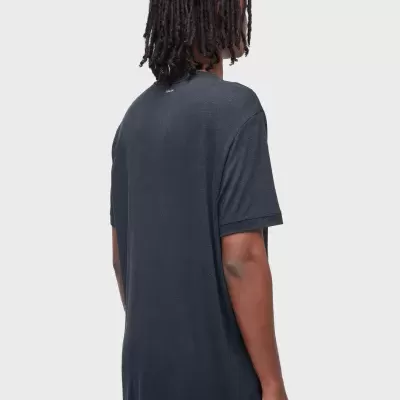 T-shirt cinzenta de costas com etiqueta branca na gola.