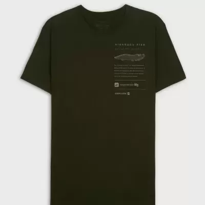 T-shirt verde escuro com estampa de texto e desenho do peixe pirarucu no peito.