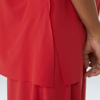 Roupa vermelha de duas camadas com fenda e mão à direita