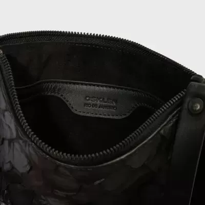 Bolsa preta com fecho de correr e etiqueta interior OSKLEN RECYCLED LEATHER
