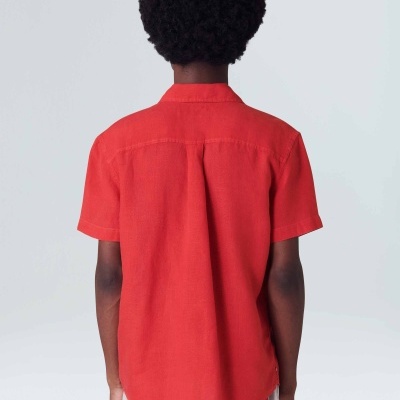 Camisa vermelha de manga curta vista de costas em fundo branco