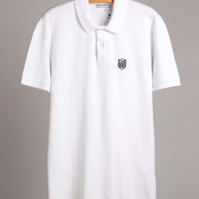 Polo branco de manga curta com colarinho e logotipo preto bordado no peito