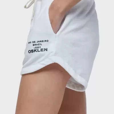 Shorts brancos com bolso e texto impresso com detalhe perto da cintura