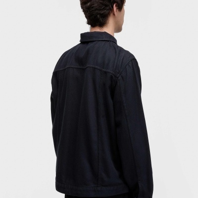 Casaco ou camisa preta com textura e gola virada vista de costas