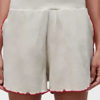 Calções femininos brancos com barra e laterais vermelhas onduladas