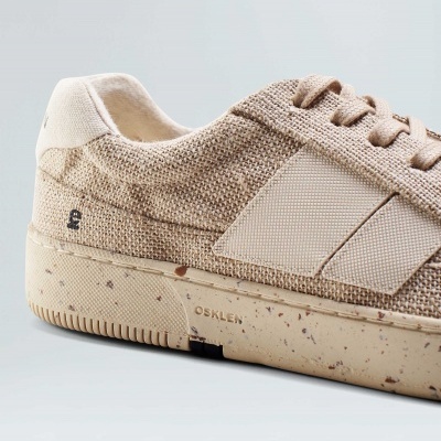 Tênis bege da marca OSKLEN em tecido com sola pontilhada