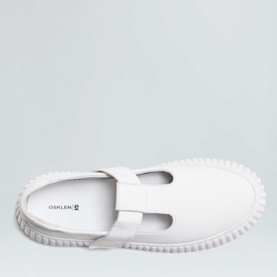 Sapato branco com solado texturizado e tira larga