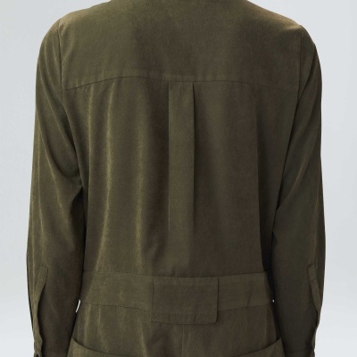 Macacão verde-oliva de mangas compridas visto de costas