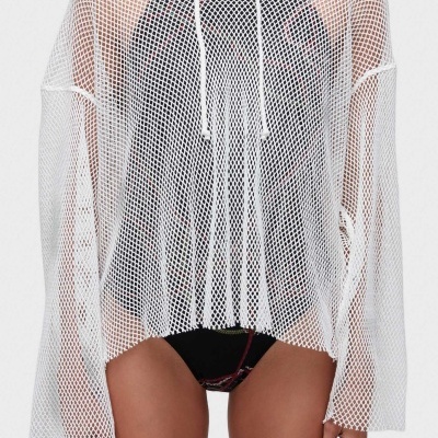 Camisola de malha branca com capuz e cordões tipo rede sobre fato de banho preto.