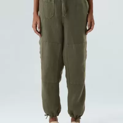 Calças verdes largas de tecido leve com bolsos frontais e cordões ajustáveis na cintura e tornozelos