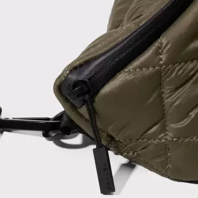 Bolsa verde militar acolchoada com fecho preto e etiqueta OSKLEN.