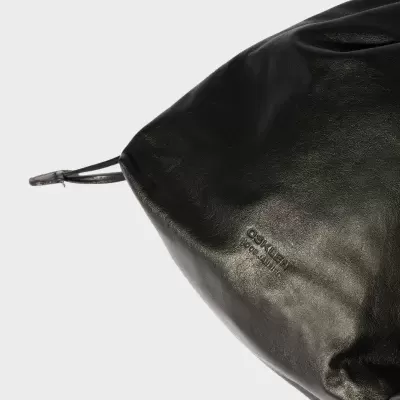 Mala preta em pele com logo 'GOLDEN GOOSE'