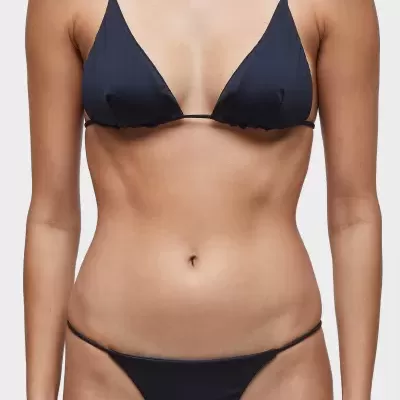 Biquíni feminino preto em tecido liso com top triângulo e alças finas