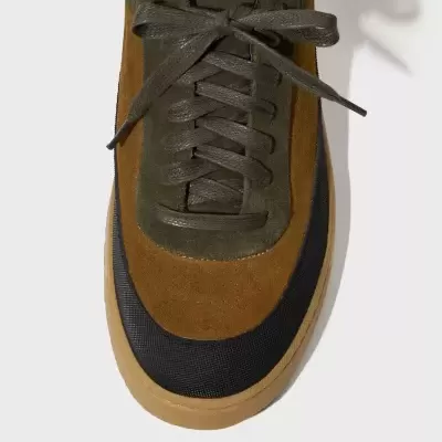 Ténis unissexo camurça castanha, tecido preto e sola de borracha castanha clara com atacadores.