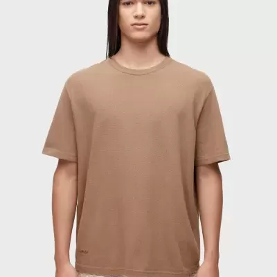 T-shirt castanha masculina de manga curta com calções de malha branca com padrão de rede