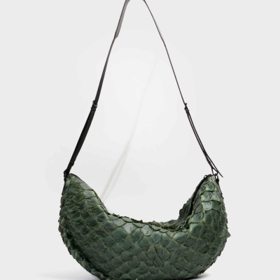 Mala de ombro verde com textura de escamas e alça preta ajustável