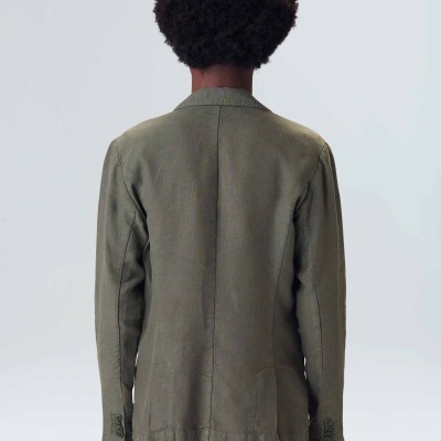 Blazer verde-oliva masculino visto pelas costas