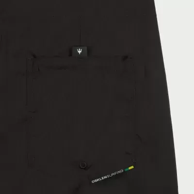 Calção de banho preto com bolso traseiro e etiquetas