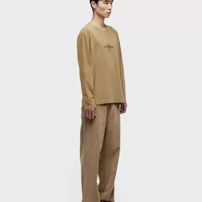 Homem com roupa bege em fundo branco