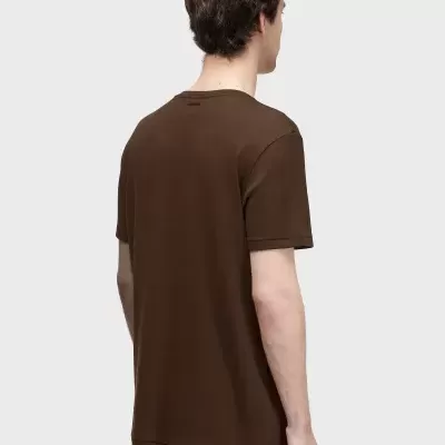T-shirt castanha de manga curta com inscrição OSKLEN nas costas vista de trás.