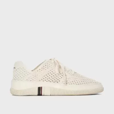 Sapatilha branca em malha rendada com sola de borracha e atacadores brancos.
