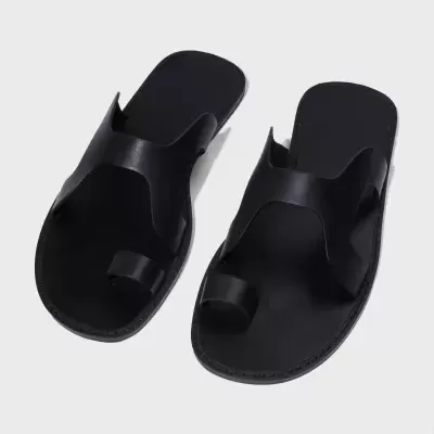 Chinelos pretos abertos com tira larga e design simples