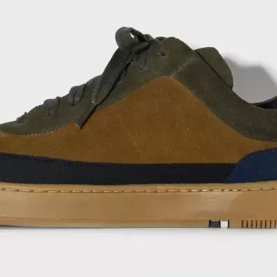 sapato desportivo com camurça castanha e verde-oliva e sola bege