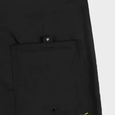 Calções pretos com bolso traseiro e logo OSKLEN SURFING