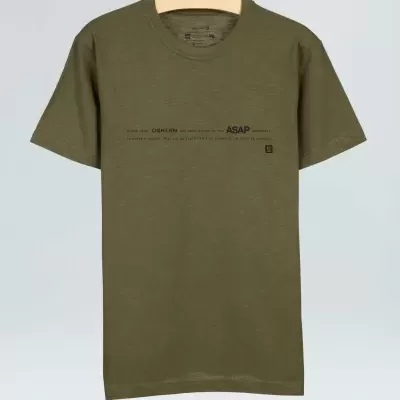 T-shirt verde-oliva masculina com texto impresso e cabide de madeira