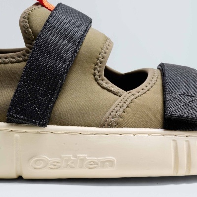 Sandália Osklen bege com tiras pretas e sola branca