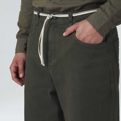 Calças verdes escuras com cinto branco e camisa verde