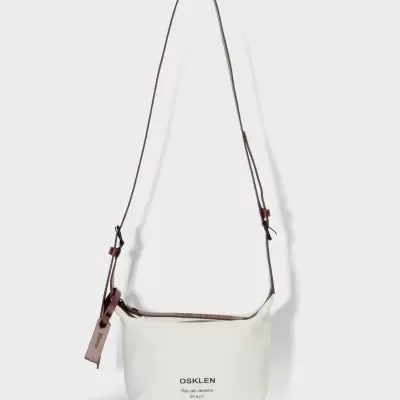 Mala branca com alça castanha e texto OSKLEN Rio de Janeiro Brazil