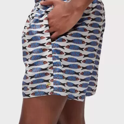 Calções de banho brancos com padrão de peixes azuis e marrons e bolso lateral