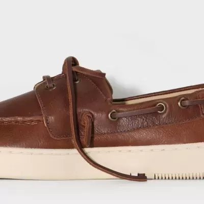 Sapato tipo mocassim castanho em couro com sola bege clara