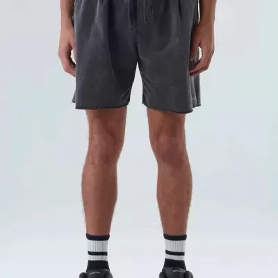 Calções cinzentos escuros com cós elástico e cordão, usados por modelo com meias e sapatilhas pretas